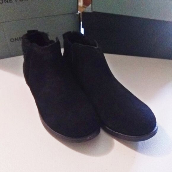 NIB ~ Toms "Deia" Black Suede + Faux Shearling Ankle Boots ~ Girls Youth Sizes - Picture 1 of 16